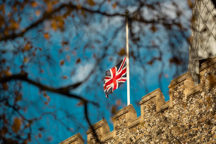 UK Consumer Confidence Declines Amid Fiscal Concerns