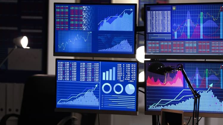 Wall Street Opens Mixed Amid Tariff Uncertainty and Slowing Growth
