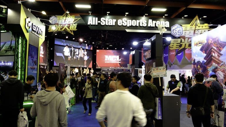 Inside the Rise of Esports: The Impact on Traditional Sports and Entertainment