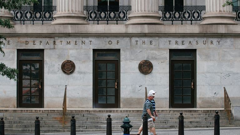 Federal Reserve Confronts Persistent Inflation Risks