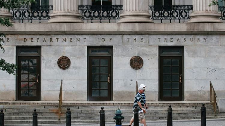 Federal Reserve Confronts Persistent Inflation Risks