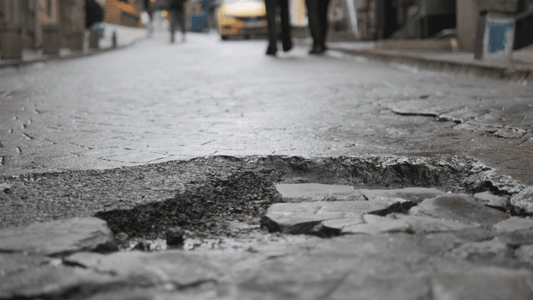 New York City and U.S. Affairs: Pothole Crisis, Air Travel Chaos, and Broader Developments