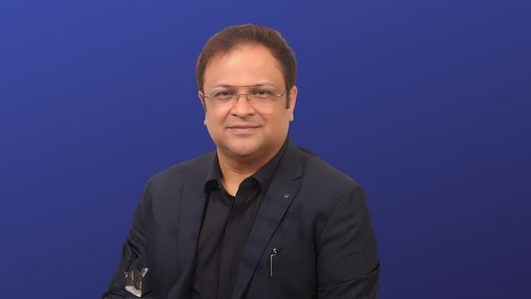 Darpan Kale, CEO of DPIFS Solutions, exemplifying modern leadership with a focus on clarity and resilience.