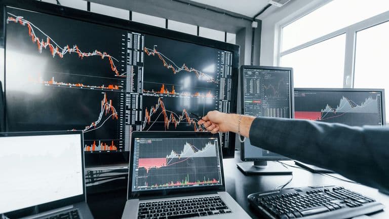 U.S. Stock Market Experiences Modest Decline Amid Mixed Earnings Reports