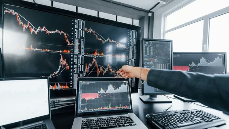U.S. Stock Market Experiences Modest Decline Amid Mixed Earnings Reports