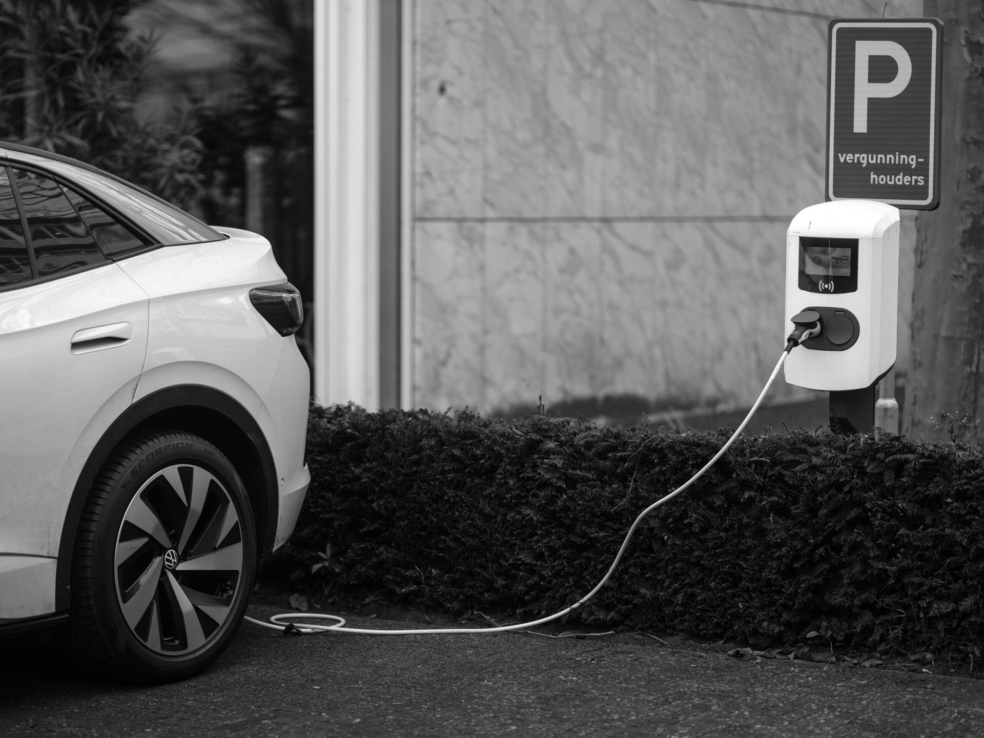 U.S. Becomes World Leader in Electric Vehicle Adoption as Nationwide Charging Infrastructure Expands