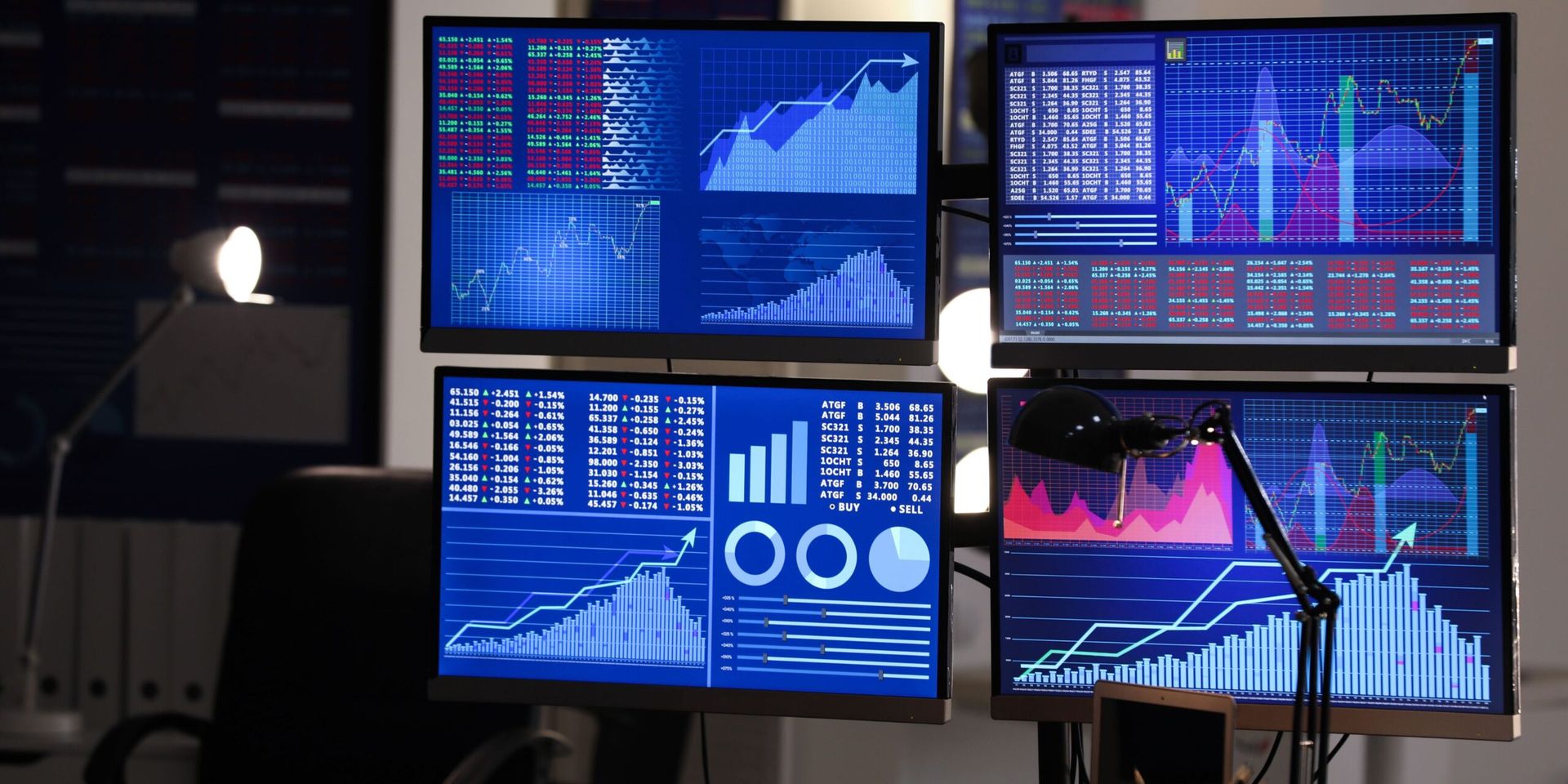 Wall Street Opens Mixed Amid Tariff Uncertainty and Slowing Growth