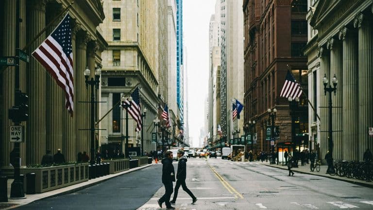 Economists Wary of Federal Reserve Independence Despite Stable Rate Expectations