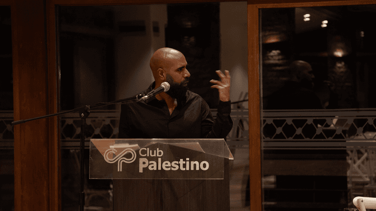 Sugel Gamal, Dominican-Palestinian author, reading from Un Playlist para Alejandra y Otros Cuentos during his U.S. tour, connecting audiences through storytelling on migration and identity.