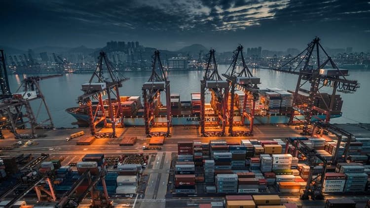 Investors Shift Focus From Tariffs to AI Momentum
