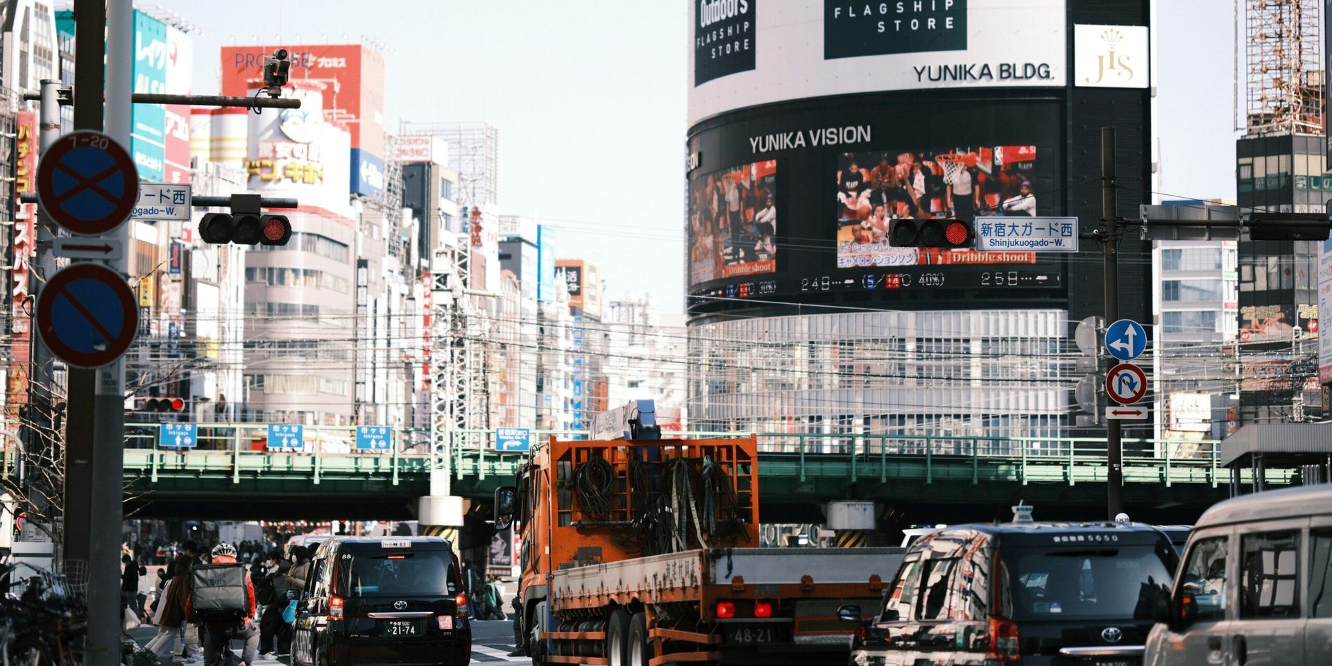 Markets Surge on Trade News: U.S.–Japan Auto Tariff Cuts Lift Wall Street