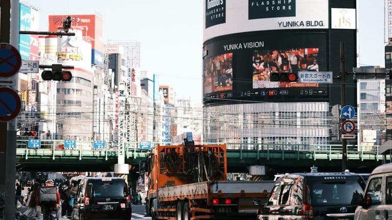 Markets Surge on Trade News: U.S.–Japan Auto Tariff Cuts Lift Wall Street