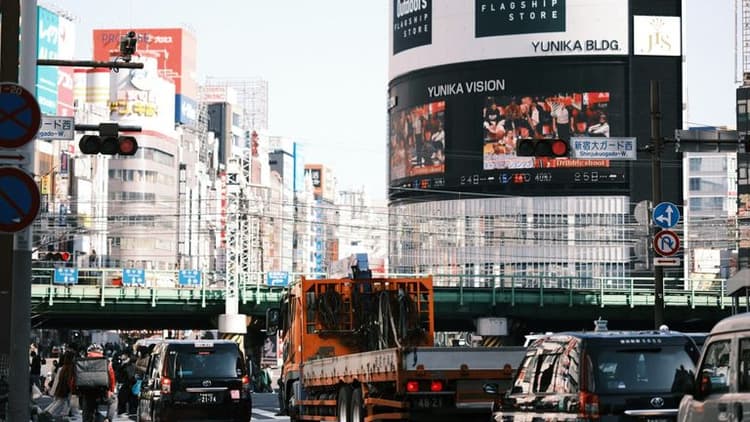 Markets Surge on Trade News: U.S.–Japan Auto Tariff Cuts Lift Wall Street