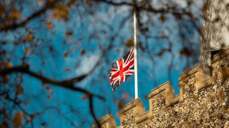 UK Consumer Confidence Declines Amid Fiscal Concerns