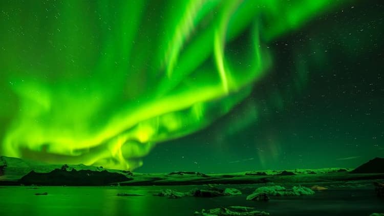 Visible Aurora Borealis Displays Across U.S. Skies on Veterans Day