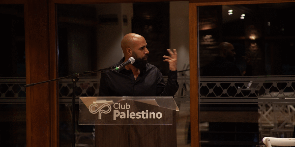 Sugel Gamal, Dominican-Palestinian author, reading from Un Playlist para Alejandra y Otros Cuentos during his U.S. tour, connecting audiences through storytelling on migration and identity.
