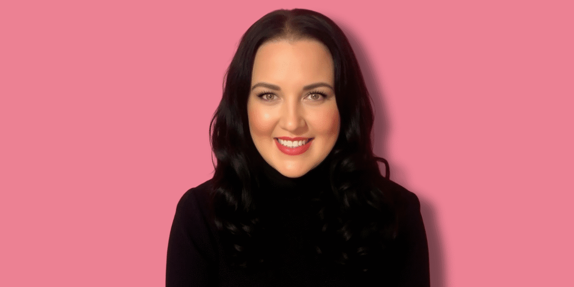 Jen McAuliffe’s one-woman comedy Chip on Her Shoulder makes its NYC debut at the Fringe Festival, blending sharp humor and raw emotional depth to explore womanhood, ambition, and resilience.